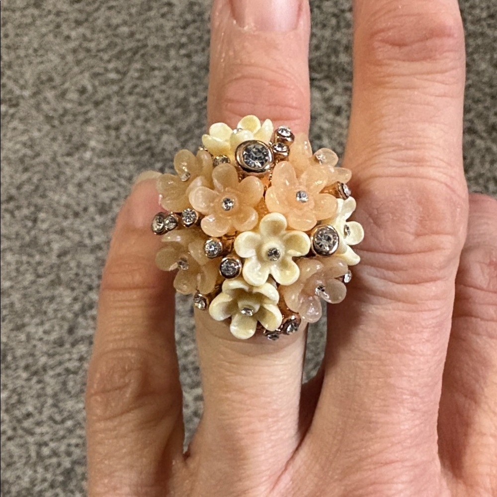 VINTAGE CLUSTERED PINK AND TAN ACRYLIC RHINESTONE ROSE-TONE LARGE SIZE 6 RING - Picture 4 of 10